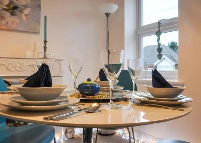 The Sashes - Stylish Apartment - Free Parking - Ultrafast Wifi - Smart Tv - Netflix - Sleeps Up To 6! Close To Poole Town Center & Sandbanks & Bournemouth